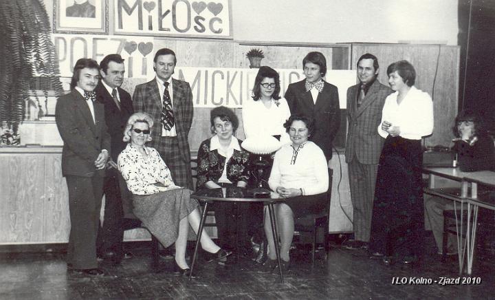43 Inspektor, nauczyciele i uczniowie.jpg